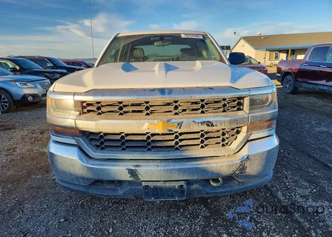 2018 Chevrolet Silverado K1500 z USA, uszkodzony, nr VIN 1GCUKNEC6JF153735